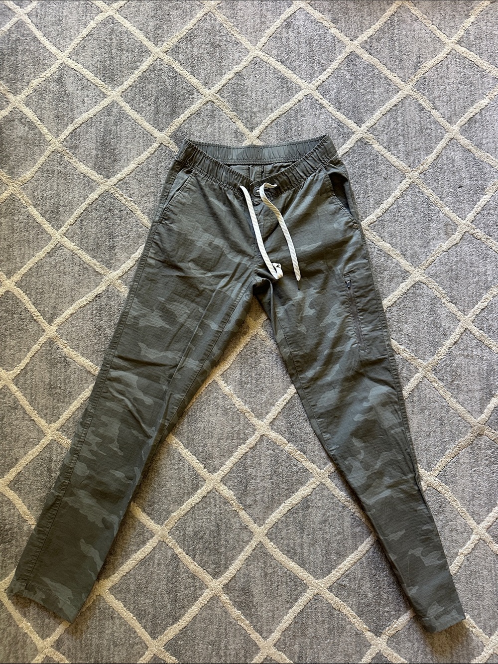 Vuori Women's Olive Camo Ankle Sweatpants